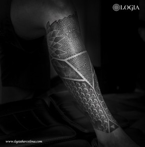 tatuaje-pierna-ornamental-logia-barcelona-foteev 